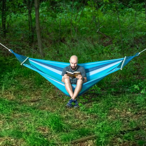 CIEMNONIEBIESKI HAMAK Z DREWNIANĄ BELKĄ 70CM I METALOWYM UCHWYTEM CIEMNONIEBIESKI HAMAK Z DREWNIANĄ BELKĄ 70CM I METALOWYM UCHWYTEM