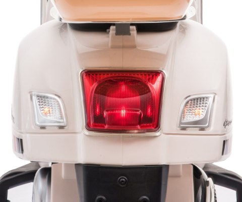 Milly Mally Pojazd na akumulator Vespa GTS Super White Milly Mally Pojazd na akumulator Vespa GTS Super White
