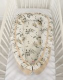 Kokon niemowlęcy kojec otulacz Premium z falbanką - Clematis on beige